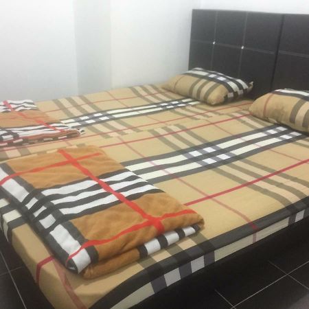 Jiaxin Hostel Ulu Tiram Exteriör bild