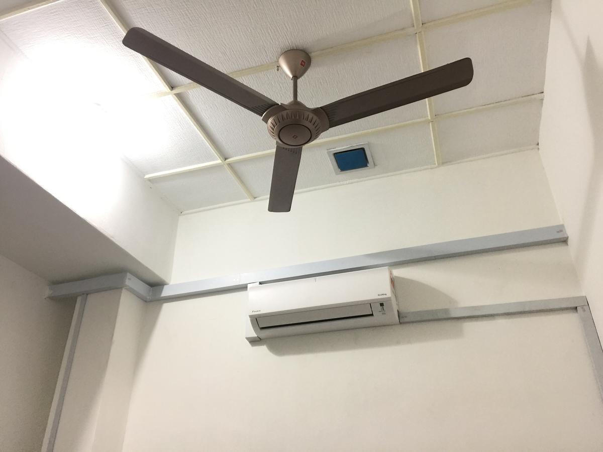 Jiaxin Hostel Ulu Tiram Exteriör bild