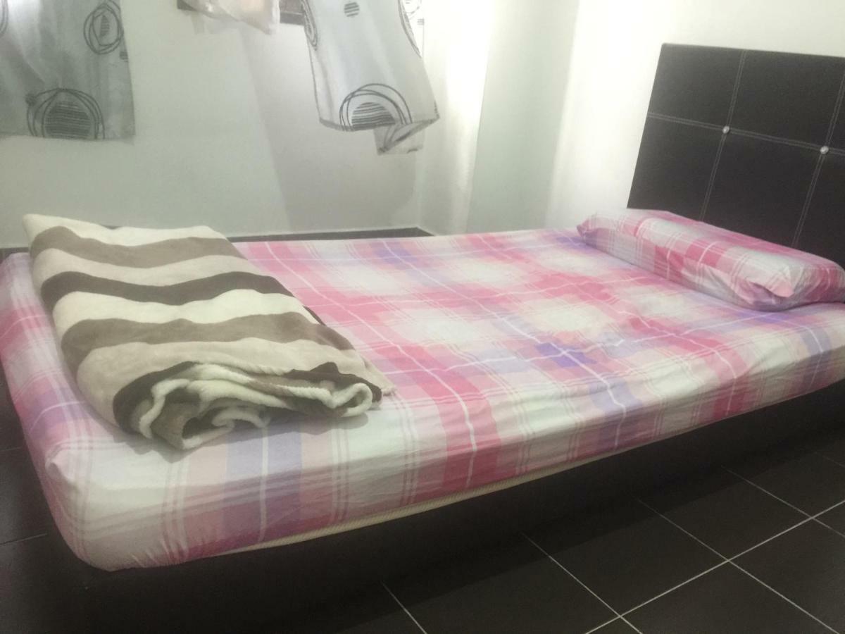 Jiaxin Hostel Ulu Tiram Exteriör bild